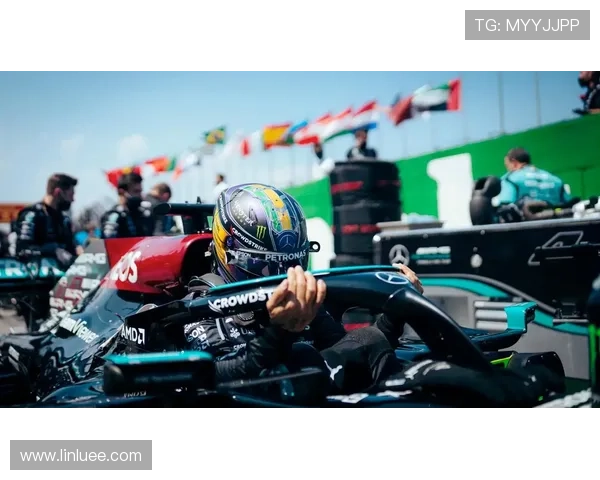 F1赛事最新动态:梅赛德斯车队引擎技术革新助力汉密尔顿力争冠军 F1赛事最新动态:梅赛德斯车队引擎技术革新助力汉密尔顿力争冠军